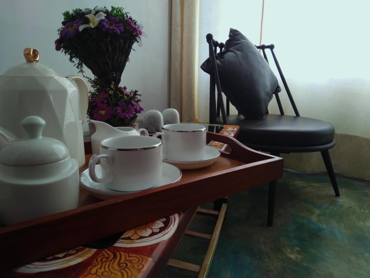 Barefoot Inn Канди Екстериор снимка