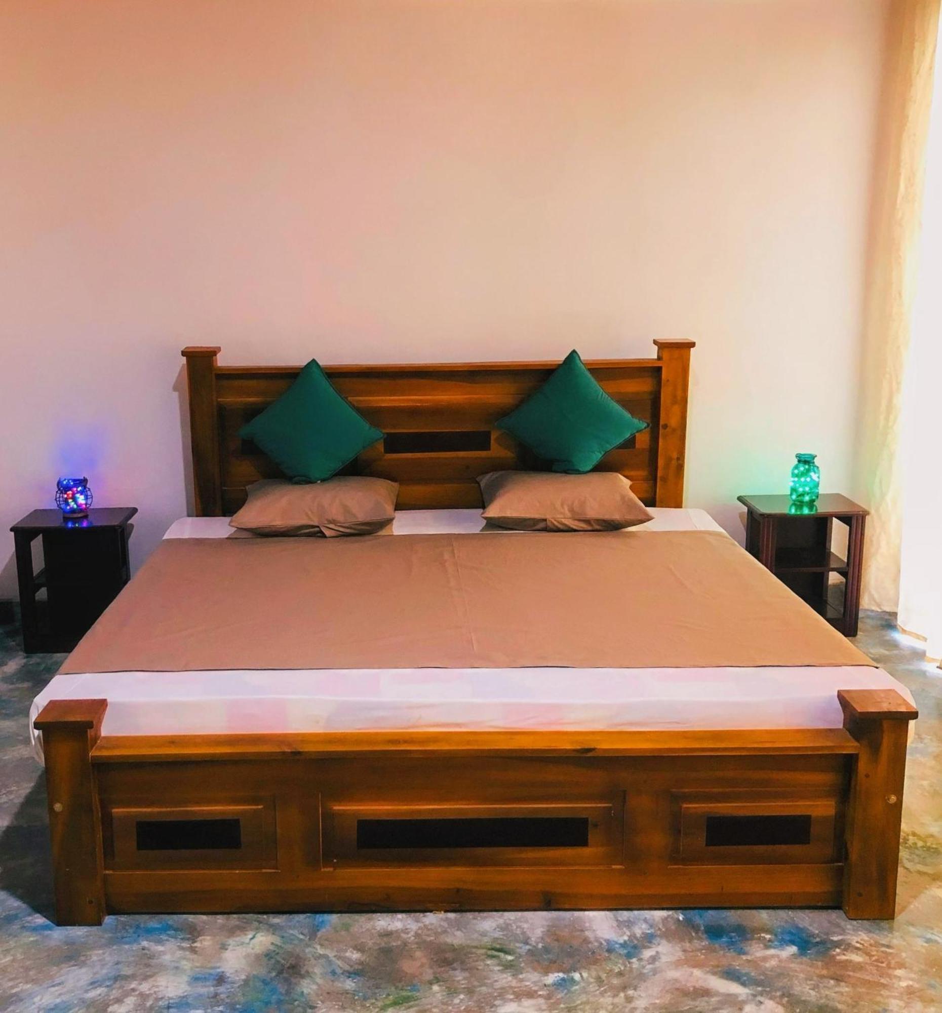 Barefoot Inn Канди Екстериор снимка